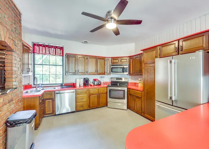 Holiday home 2 Mi To Dtwn Pittsburgh: Family-friendly Townhome!