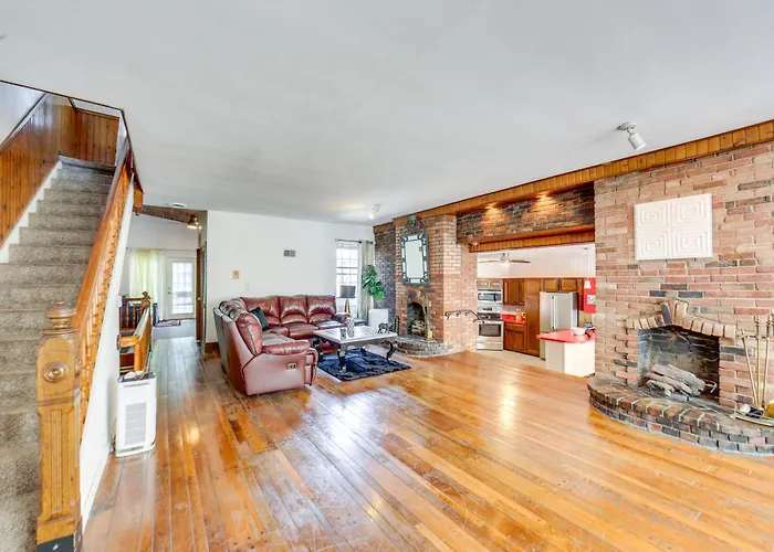 Holiday home 2 Mi To Dtwn Pittsburgh: Family-friendly Townhome!