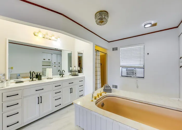 Holiday home 2 Mi To Dtwn Pittsburgh: Family-friendly Townhome! *